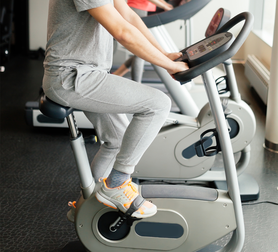 Mann auf einem Ergometer