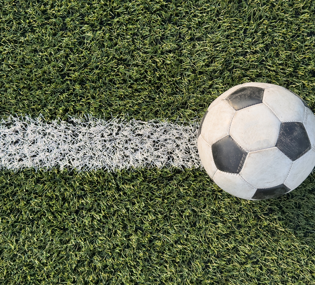 Fußball auf einem Rasen