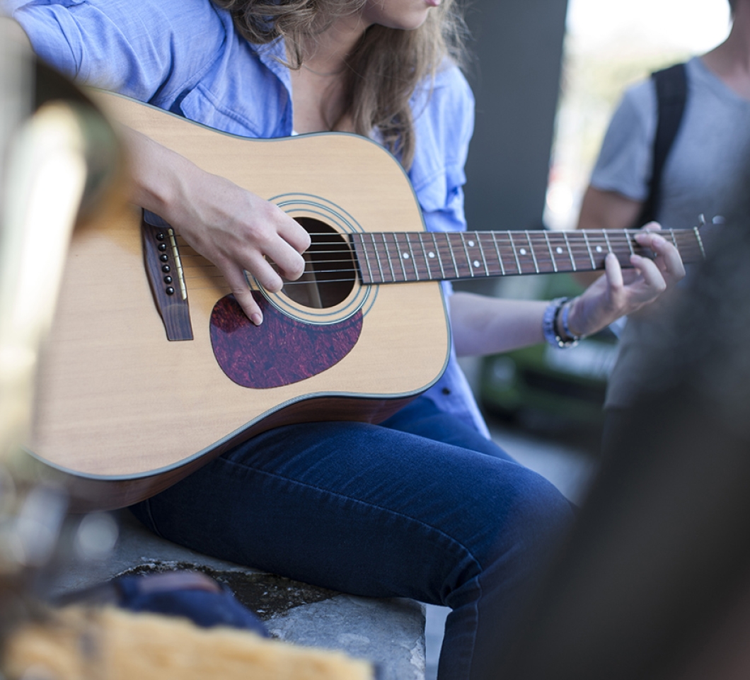 Frau spielt Gitarre
