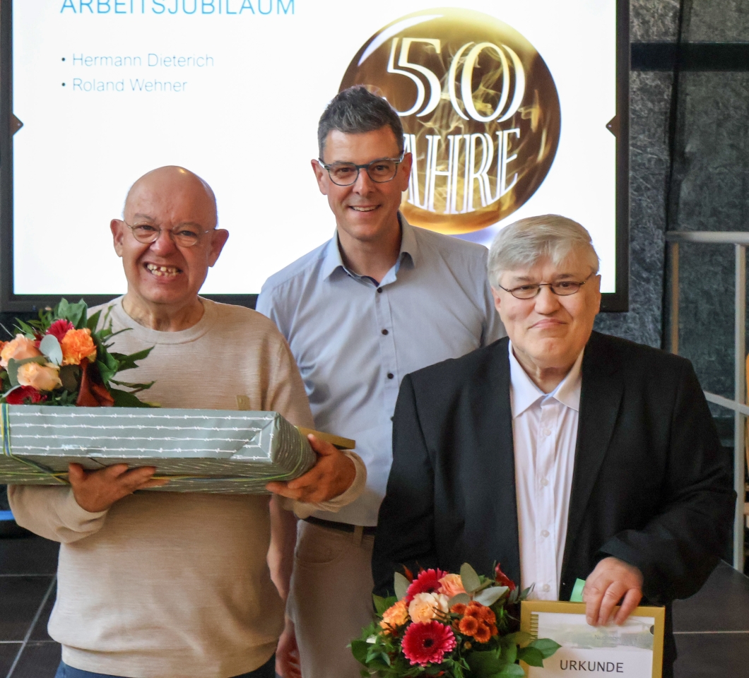 JUBILARE MIT 50 JAHREN ZUGEHÖRIGKEIT: Werkstattleiter Christian Kleinhenz mit Roland W. und Hermann D.