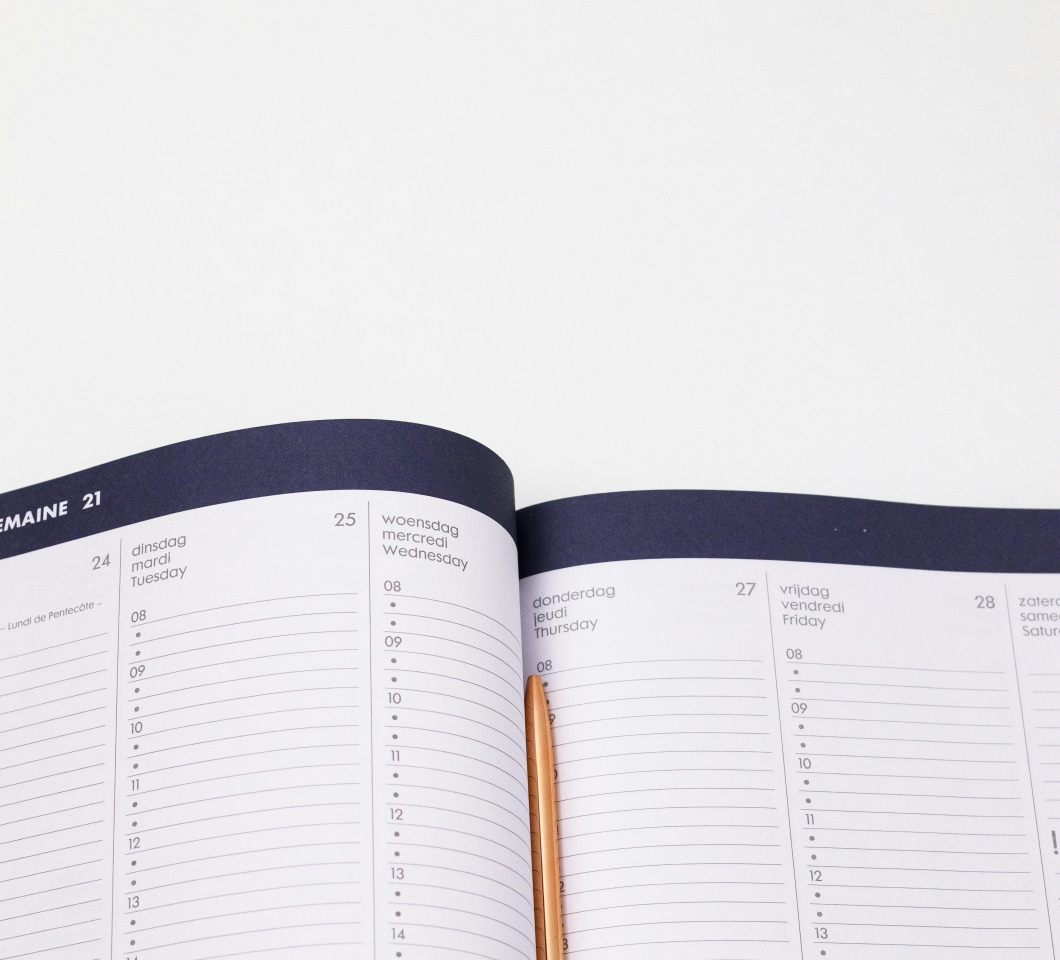 Auf diesem Bild sieht man einen Kalender das Bild ist von Mike Murray von Pexels